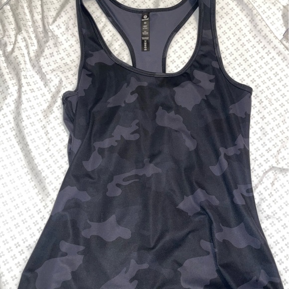 90 Degree By Reflex Tops - 90 Degree By Reflex Camo/Black tank top barely worn cute comfy tank